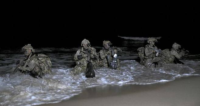 [서울=뉴시스] 최진석 기자 = 해군특수전전단 특전요원(UDT/SEAL)들이 지난 17일 강원도 동해안 일대에서 해안침투 훈련을 하고 있다. 이번 혹한기 훈련은 지난 16일부터 25일까지 진행된다. (사진=해군 제공) 2024.01.24. photo@newsis.com *재판매 및 DB 금지