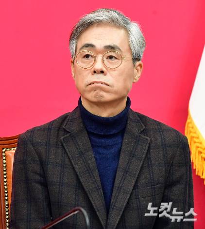 국민의힘 김경율 비상대책위원이 3일 서울 여의도 국회에서 열린 비상대책위원회의에 참석하고 있다. 윤창원 기자