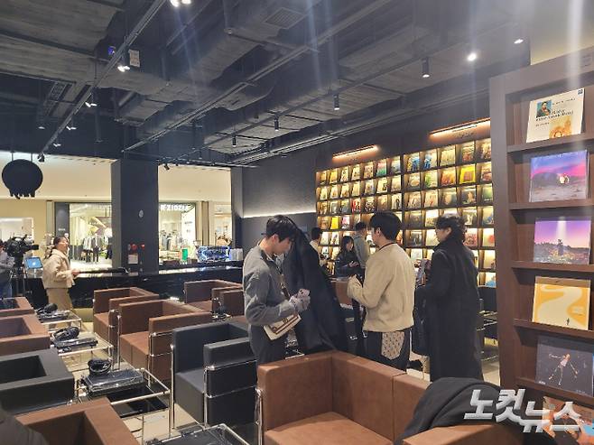 LP카페 '바이닐 스타필드 수원'. 듣고 싶은 음악을 고른 뒤, 턴테이블에서 감상이 가능하다. 황영찬 기자