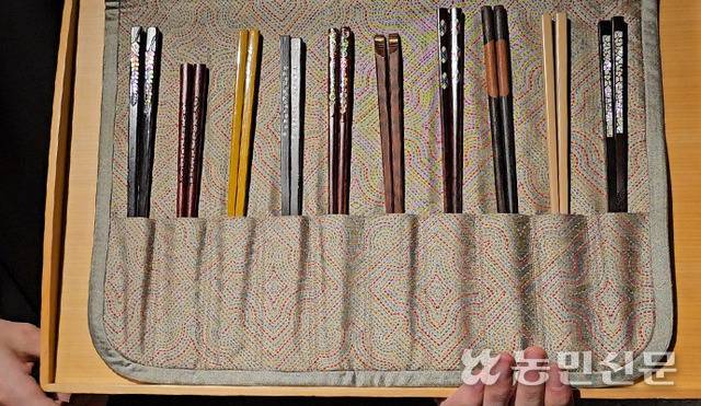식사 전에 자개가 박힌 개인 젓가락을 고를 수 있다.