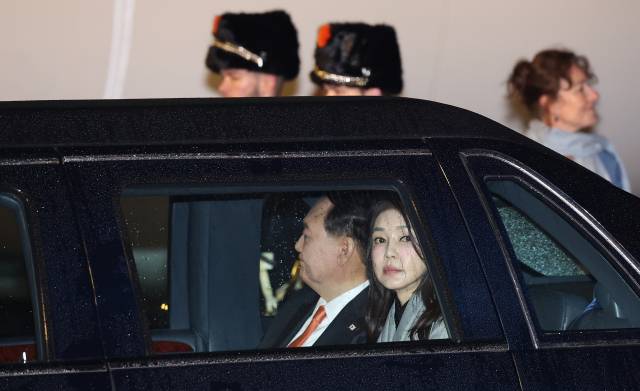 ▲네덜란드를 국빈 방문한 윤석열 대통령과 부인 김건희 여사가 11일(현지시간) 암스테르담 스히폴 공항에 도착, 전용기인 공군 1호기에서 내린 뒤 차량에 탑승해 대기하고 있다. ⓒ연합뉴스