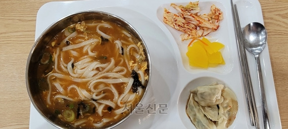 지난 19일 정부세종청사 9동(보훈부) 구내식당에 나온 4000원짜리 장칼국수. 맛은 괜찮았지만 양이 적어 먹고 나서도 허전했다.  세종 이현정 기자