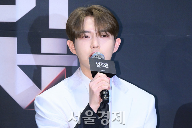 가수 김재환이 24일 오전 서울 마포구 CJ ENM 스튜디오에서 진행된 Mnet 예능 프로그램 ‘빌드업 : 보컬 보이그룹 서바이벌’ 제작발표회에서 소감을 말하고 있다. 김규빈 기자