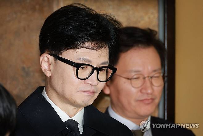 한동훈의 고심 (서울=연합뉴스) 한종찬 기자 = 국민의힘 한동훈 비상대책위원장이 22일 오전 국회로 출근하며 취재진 질문을 듣고 있다.  대통령실은 21일 국민의힘 한동훈 비상대책위원장에게 사퇴하라는 요구를 전달한 것으로 알려졌다. 2024.1.22 saba@yna.co.kr