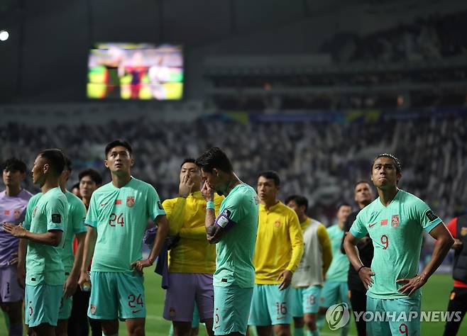 카타르전에서 패하고 고개숙인 중국 선수들 [신화=연합뉴스]