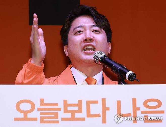 이준석 대표의 수락 연설 (서울=연합뉴스) 한종찬 기자 = 개혁신당 이준석 대표가 20일 오후 서울 국회 의원회관에서 열린 개혁신당 중앙당 창당대회에서 대표자 수락 연설을 하고 있다. 이날 창당대회에는 김종인 전 국민의힘 비상대책위원장, 이낙연 새로운미래 인재영입위원장, 김종민·조응천·정태근 미래대연합 공동창당준비위원장, 양향자 한국의희망 대표, 금태섭 새로운선택 공동대표·류호정 전 의원 등 제3지대 인사들이 총출동했다. 2024.1.20 saba@yna.co.kr