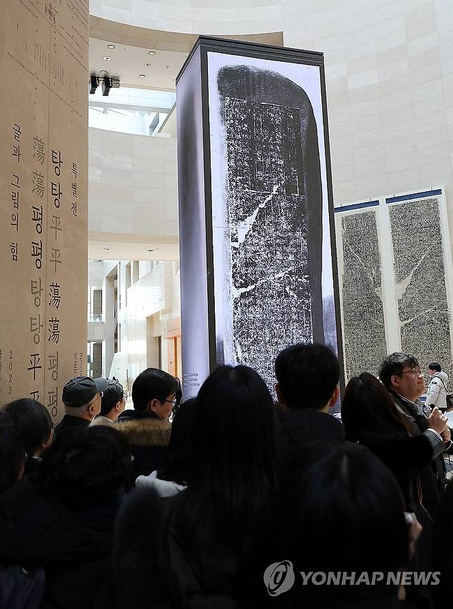 국립중앙박물관, 광개토왕비 디지털 영상으로 재현 (서울=연합뉴스) 이지은 기자 = 24일 서울 용산구 국립중앙박물관 상설전시관 '역사의 길'에 디지털로 재현한 광개토대왕릉비가 전시돼 있다. 박물관에서 새롭게 태어난 비석은 중국 지안(集安)에 있는 유물 모습 그대로로 높이 7.5ｍ(받침대 포함 시 8ｍ), 너비 2.6ｍ 크기의 발광다이오드(LED) 기둥에는 사진과 영상 자료를 토대로 구현한 비석 모습을 각 면에서 볼 수 있다. 2024.1.24 jieunlee@yna.co.kr