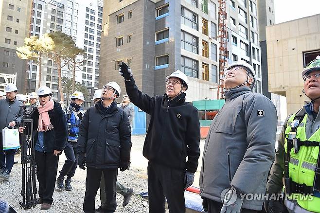 박형준 부산시장, 산업재해 예방 현장점검 (부산=연합뉴스) 24일 오후 부산 동래구 건설 현장에서 박형준 부산시장이 산업재해 예방 긴급 현장점검을 하고 있다. 2024.1.24 [부산시 제공. 재판매 및 DB 금지] ccho@yna.co.kr