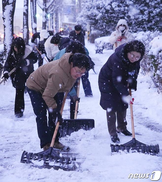 강기정 광주시장이 24일 오전 서구 동천동 일원에서 주민들과 함께 도로에 쌓인 눈을 치우고 있다. (광주시 제공)2024.1.24/뉴스1 ⓒ News1