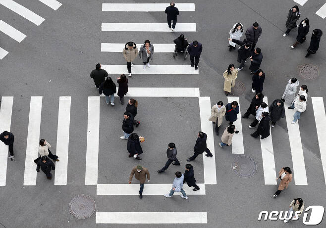서울의 한 횡단보도에서 시민들이 점심식사를 하기 위해 이동하고 있다. 2023.11.29/뉴스1 ⓒ News1 이동해 기자
