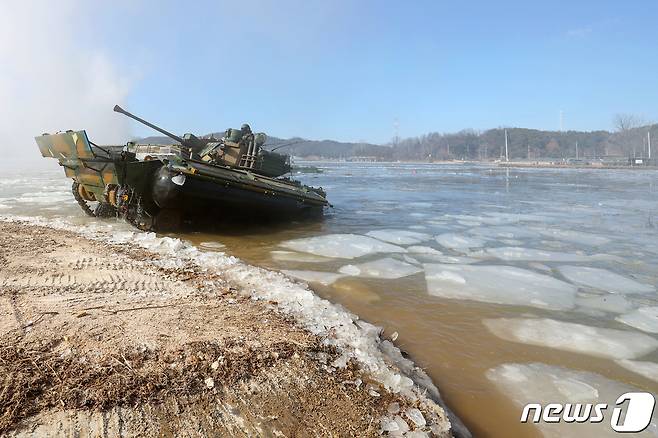 24일 오후 경기도 포천군 강포리 훈련장에서 열린 육군 제7공병여단과 수도기계화보병사단의 제병협동 도하훈련에서 K21 장갑차가 강습도하를 실시하고 있다. 2024.1.24/뉴스1 ⓒ News1 민경석 기자