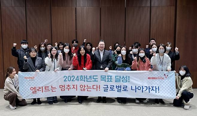 형지엘리트 최준호 부회장과 엘리트 학생복 사업부 관계자들이 학생복 주관 구매 낙찰 목표 2년 연속 조기 달성을 기념하며 사진 촬영을 하고 있다.(형지엘리트제공)