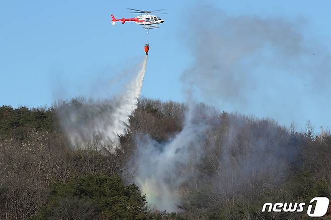 1일 오후 대구 군위군 군위읍 대북리 일원에서 대형 산불상황을 가정해 열린 '대구시 유관기관 산불진화 합동훈련'에서 수성구 산불진화헬기가 산불을 진화하고 있다. 2023.12.1/뉴스1 ⓒ News1 공정식 기자