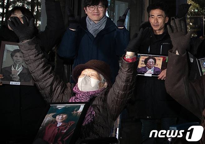 일본 강제징용 피해자(앞줄 왼쪽부터 김정주, 김계순 이자순 할머니) 및 유족들이 25일 오전 서울 서초구 대법원에서 일본 군수업체 후지코시를 상대로 낸 손해배상청구 소송 상고심 선고를 마치고 만세를 부르고 있다. 2024.1.25/뉴스1 ⓒ News1 이승배 기자