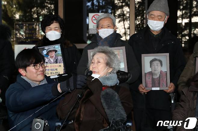 일본 강제징용 피해자 김계순 할머니가 25일 오전 서울 서초구 대법원에서 일본 군수업체 후지코시를 상대로 낸 손해배상청구 소송 상고심 선고를 마치고 기자회견하고 있다.  2024.1.25/뉴스1 ⓒ News1 이승배 기자