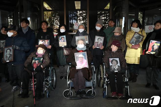 일본 강제징용 피해자(앞줄 왼쪽부터 김정주, 김계순 이자순 할머니) 및 유족들이 25일 오전 서울 서초구 대법원에서 일본 군수업체 후지코시를 상대로 낸 손해배상청구 소송 상고심 선고를 마치고 기자회견하고 있다.  2024.1.25/뉴스1 ⓒ News1 이승배 기자