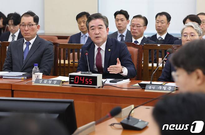 윤희근 경찰청장이 25일 서울 여의도 국회에서 이재명 더불어민주당 피습 사건 현안질의를 위해 열린 행정안전위원회 전체회의에서 의원들의 질의에 답변하고 있다. 2024.1.25/뉴스1 ⓒ News1 송원영 기자