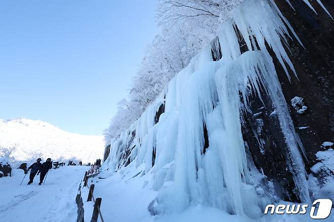 25일 광주 북구 무등산 일대가 지난 사흘 동안 내린 눈으로 인해 거대한 빙벽을 연출하고 있다. 2024.1.25/뉴스1 ⓒ News1 김태성 기자