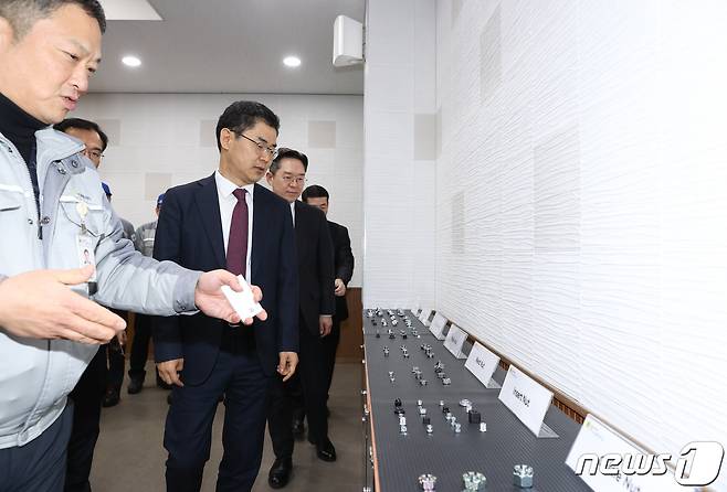 김창기 국세청장이 25일 경기 화성시의 자동차 부품 수출기업 '풍강'에 방문해 관계자의 설명을 듣고 있다(국세청 제공). 2024.1.25/뉴스1