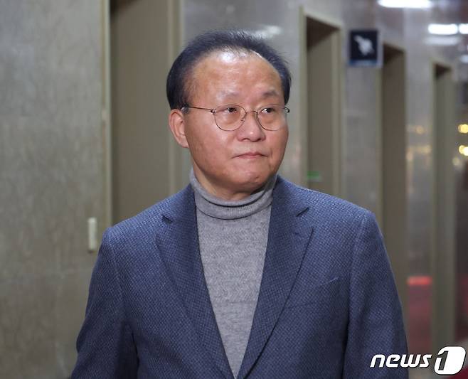 윤재옥 국민의힘 원내대표가 24일 서울 여의도 국회에서 김진표 국회의장과 홍익표 더불어민주당 원내대표와의 회동을 위해 이동하고 있다. 2024.1.24/뉴스1 ⓒ News1 송원영 기자