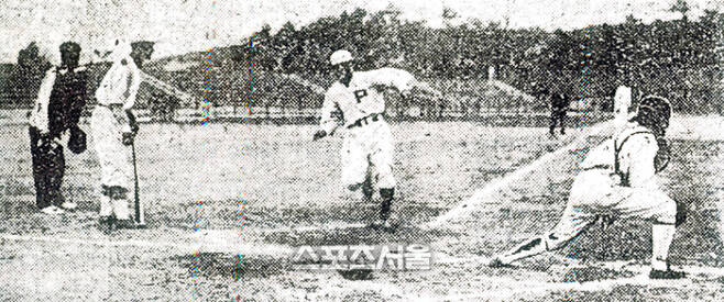 1931년 월성-배재의 청년단 경기 모습이다. 한국 야구 초창기 최고의 스타였던 배재 이영민이 홈으로 뛰어들고 있다. 사진 | 스포츠서울DB
