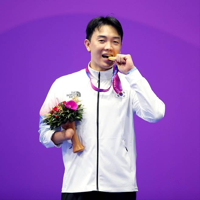 주정훈이 2022년 항저우 장애인아시안게임 남자 K44 80㎏급 결승전에서 금메달을 획득한 후 포즈를 취하고 있다. 사진 | 대한장애인체육회