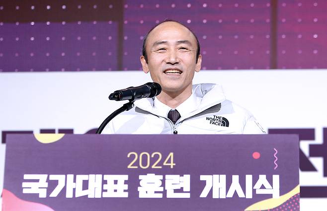 대한장애인체육회 국가대표 이천선수촌 2024년 훈련 개시식에서 정진완 회장이 개식사를 하고 있다. 사진 | 대한장애인체육회