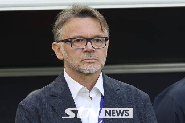 트루시에 베트남 감독이 14일(현지시간) 카타르 도하 알투마마 스타디움에서 열린 AFC 카타르 아시안컵 2023 조별리그 D조 1차전 일본 대 베트남의 경기 시작 전 경기장을 바라보고 있다. 사진┃뉴시스