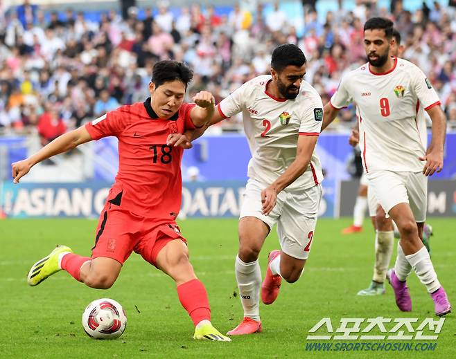 20일(현지시간) 카타르 도하 알투마마 스타디움에서 열린 2023 아시아축구연맹(AFC) 카타르 아시안컵 대한민국과 요르단의 경기. 이강인이 슈팅을 시도하고 있다. 도하(카타르)=박재만 기자 pjm@sportschosun.com/2023.01.20/