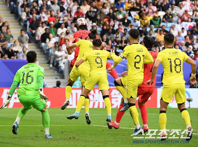 25일(현지시간) 카타르 알와크라 알자누브 스타디움에서 열린 2023 아시아축구연맹(AFC) 카타르 아시안컵 대한민국과 말레이시아의 경기. 김영권이 헤더를 시도하고 있다. 알와크라(카타르)=박재만 기자pjm@sportschosun.com/2023.01.25/