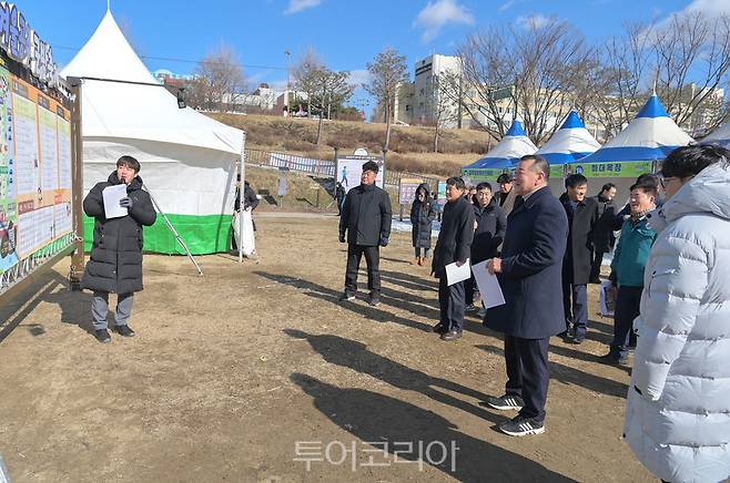 최원철 공주 시장이 '겨울공주 군밤축제 및 알밤박람회' 현장 점검에 나서 형장 관계자로부터 행사 전반의 준비 상황을 듣고 있다.