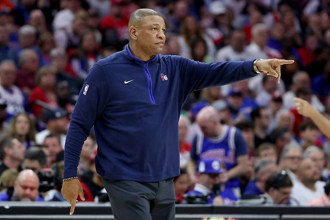 <YONHAP PHOTO-1710> (FILES) Head Coach Doc Rivers of the Philadelphia 76ers points against the Boston Celtics during the first quarter in game six of the Eastern Conference Semifinals in the 2023 NBA Playoffs at Wells Fargo Center on May 11, 2023 in Philadelphia, Pennsylvania. Doc Rivers, who guided the Boston Celtics to the 2008 NBA title, has reached an agreement in principle to coach the Milwaukee Bucks, ESPN reported on January 24, 2024. (Photo by Tim Nwachukwu / GETTY IMAGES NORTH AMERICA / AFP)/2024-01-25 06:17:57/<저작권자 ⓒ 1980-2024 ㈜연합뉴스. 무단 전재 재배포 금지, AI 학습 및 활용 금지>