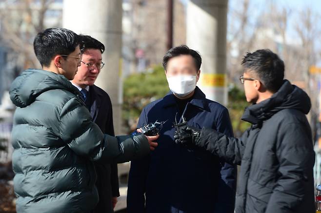 25일 뇌물수수 혐의를 받는 현직 치안감 A씨가 구속 전 피의자 심문을 받기 위해 광주지방법원에 들어서며 취재진 질문에 답하고 있다. A씨는 이른바 검경브로커로부터 경찰 승진 청탁과 금품을 받은 의혹이 제기돼 검찰이 수사에 나섰다. /뉴스1