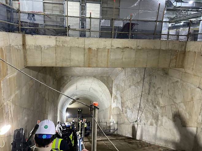 공사를 위해 설치된 임시 계단을 지나 지하 깊숙한 곳으로 내려갔다. 오늘 이용한 계단은 향후 승객들을 위아래로 실어나르는 에스컬레이터가 된다.ⓒ데일리안 임정희 기자