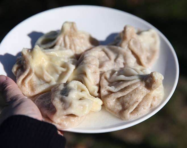 우리네 만두와 모양이 비슷한 조지아 전통 음식, ‘힌칼리’. 박미향 기자