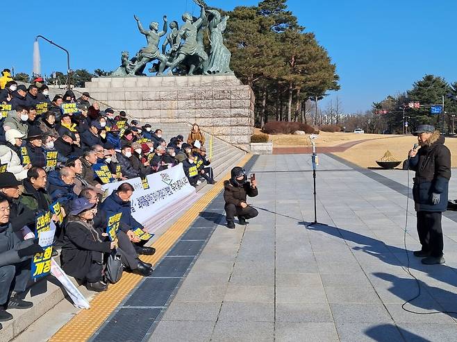 25일 오후 서울 영등포구 여의도동 국회의사당 본관 앞 계단에서 열린 ‘진실화해를 위한 과거사정리 기본법 개정 촉구 기자회견’에서 윤호상 피학살자유족회 상임대표가 발언하고 있다. 고경태 기자