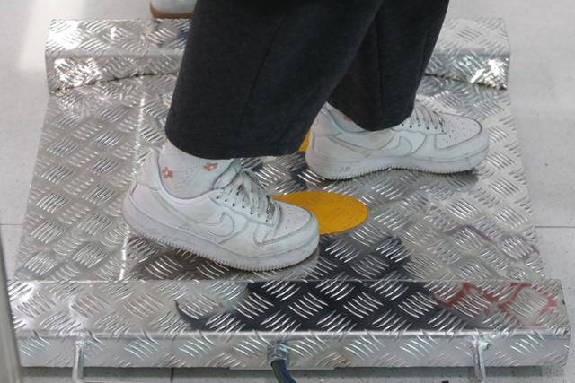 아시아나항공의 한 탑승객이 22일 김포국제공항 국제선 출국장에서 몸무게를 측정받고 있다. 공항사진기지단