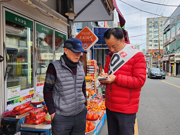 이창진 부산광역시 연제구 예비후보(오른쪽)가 시민과 소통하고 있다. [사진=이창진 예비후보 선거캠프]