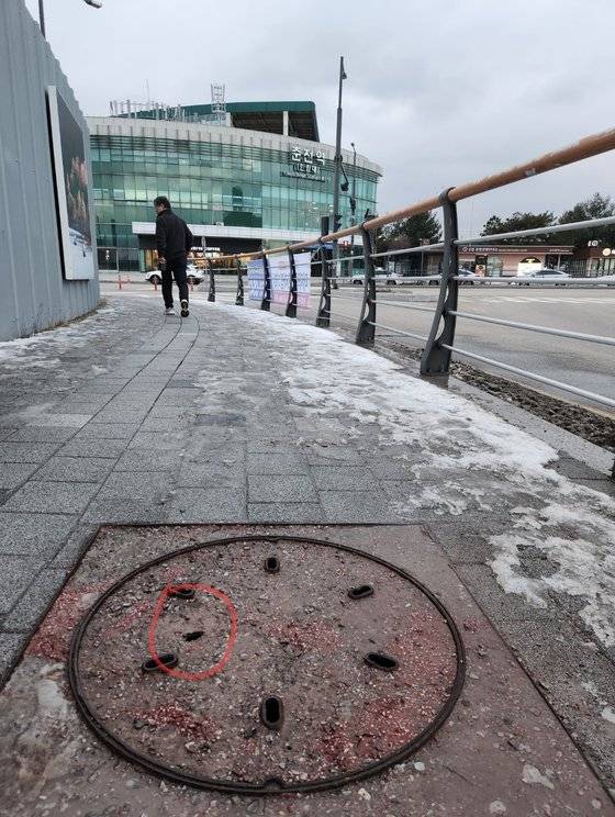 지난 18일 오전 강원도 춘천시 근화동 춘천역 인근 인도에 설치된 맨홀 뚜껑에 구멍이 뚫려 있는 모습. 박진호 기자