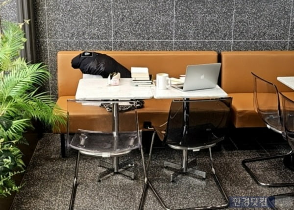 서대문구 인근 한 카페에 노트북을 펼쳐둔 자리가 비어있는 모습. /사진=김영리 기자