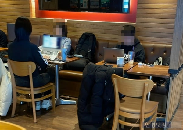 서울 강남역 3층짜리 프랜차이즈 커피 매장에 장시간 체류 중인 손님들의 모습. /사진=김세린 기자