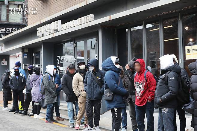 서울 성북구 라파엘클리닉 본원에 진료를 받으러 온 외국인 이주노동자들이 진료 시작 전 병원 밖에 줄 서있다.