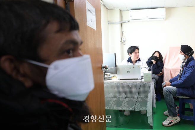 라파엘클리닉 동두천 진료소에서 한 이주노동자가 내과 진료를 기다리고 있다.