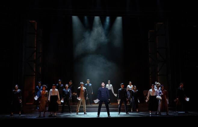 배우 홍광호(가운데)가 뮤지컬 <일 테노레>에서 조선 최초의 오페라 공연을 준비하는 ‘윤이선’을 연기하고 있다. 오디컴퍼니 제공
