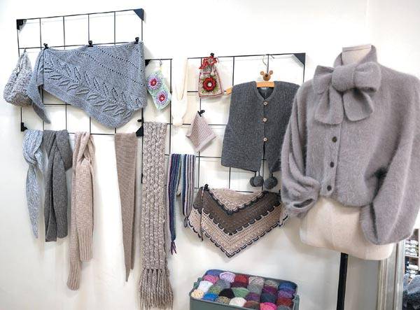 부산 동구에 위치한 뜨개방 니트 아뜨리에서 만든 각종 뜨개질 작품. 이원준 기자