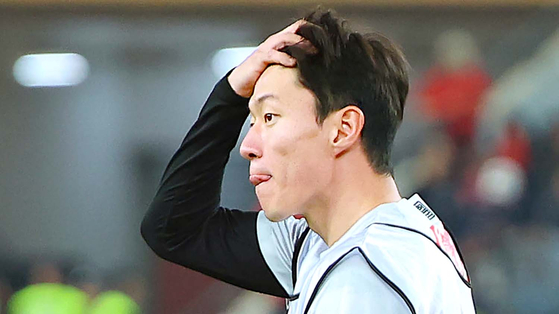 Hwang Ui-jo heads to a bench at a World Cup qualifer against China at Shenzhen Universiade Sports Centre in Shenzhen, China last November. [YONHAP]