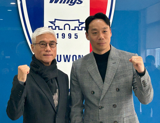 Suwon Samsung Bluewings sporting director Park Kyung-hoon, left, poses for a photo with head coach Yeom Ki-hun during a media day at Suwon Samsung Bluewings Club House in Hwaseong, Gyeonggi on Jan. 11. [YONHAP]