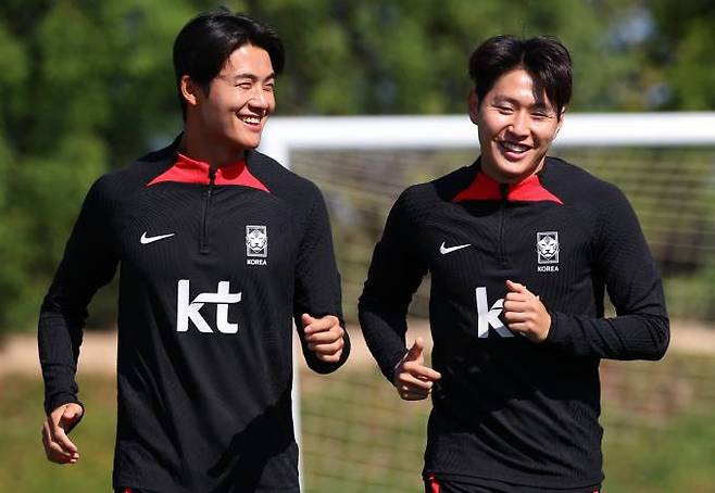 이강인(오른쪽)과 설영우가 조별리그 최종 3차전 말레이시아 전을 앞두고 훈련에 임하는 모습. 연합뉴스