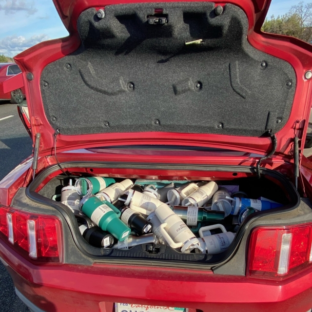 도주하던 여성의 차량 트렁크에 텀블러가 가득한 모습이다. 캘리포니아 로즈빌 경찰 페이스북 갈무리
