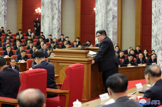 김정은 북한 국무위원장이 지난 23∼24일 조선노동당 중앙위원회 제8기 제19차 정치국 확대회의에 참석했다. 조선중앙통신, 연합뉴스